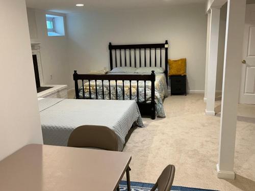 basement Two queen beds with private bathroom in Lexington