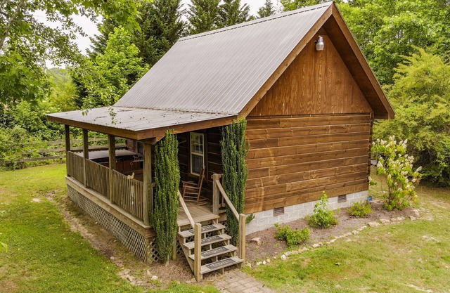 BASS CABIN w/Hot Tub - Get Away From It All!