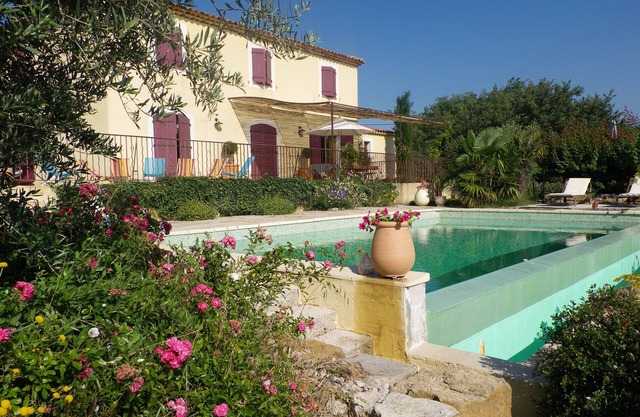 Bastide 200m2 on 2500m2, swimming pool overflow10/5, view ste Victoire, bowling