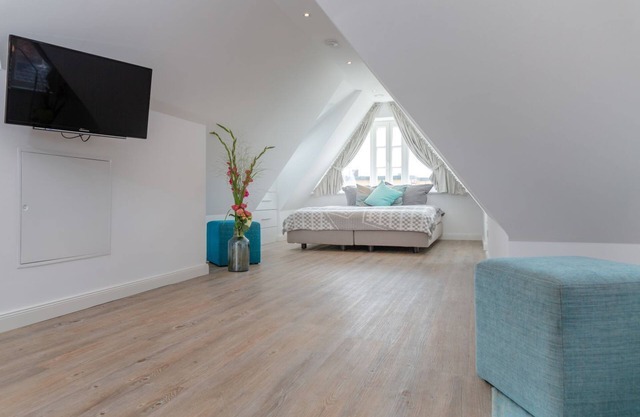 Bäum Hüs B - vacation apartment with south-facing balcony offers space for up to 5 people in