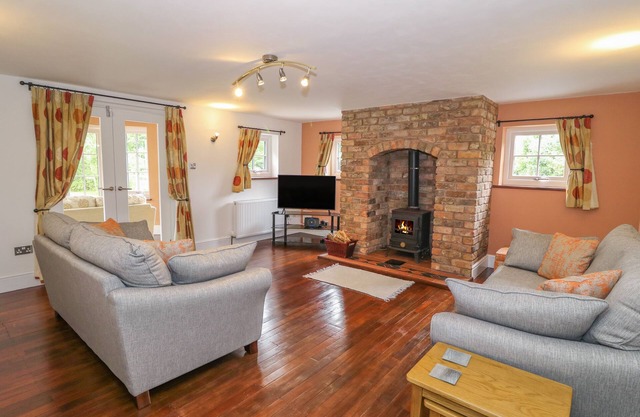 BAWBEE COTTAGE, family friendly, country holiday cottage in Bodfari