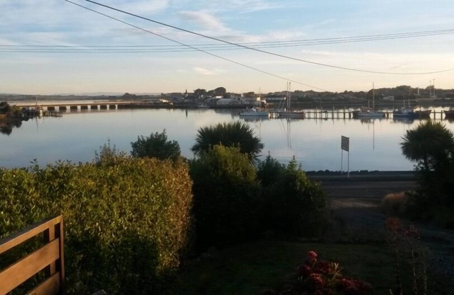 Bay Beauty - walk to the pub - no 'additional guest' charges