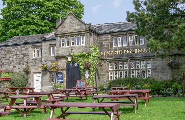 BAY COTTAGE, pet friendly, with open fire in Haworth