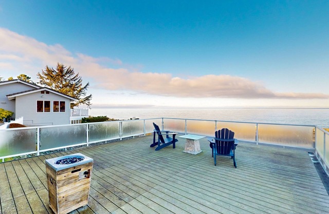 Bay-front rental with views - across street from beach