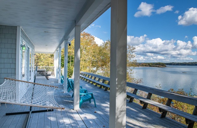 Bay Haven. Comfort, deck & water access.