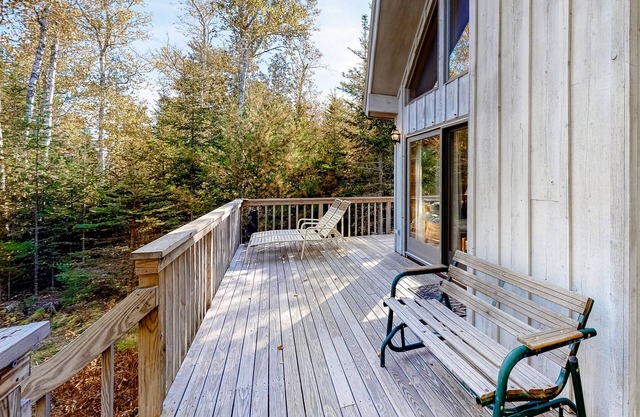 Bay Home W/Beautiful Water Views, Rock Ledge Shoreline, Deck, Firepit & WiFi