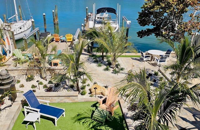 Bayfront 2 Bedroom with Private Dock and Beach Access Riley's Retreat
