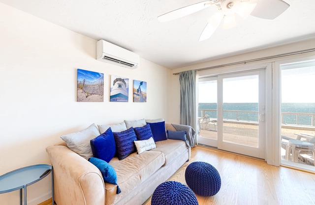 Bayfront, 2-Level Condo w/Beach Access, 3 Decks, WiFi & Bay Views at Sunset