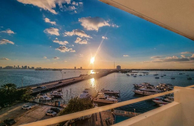 Bayfront Apartment Breathtaking Views- one bedroom w balcony- living room -Free Parking