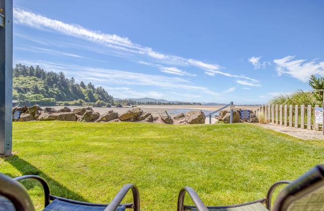 Bayfront Ground-Level Condo Gives You Fabulous Views over Siletz Bay with Kin