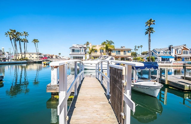 Bayfront Single Family Home 2 blocks from the sand!