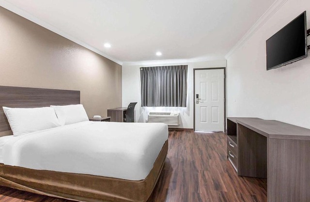 Baymont by Wyndham Bakersfield
