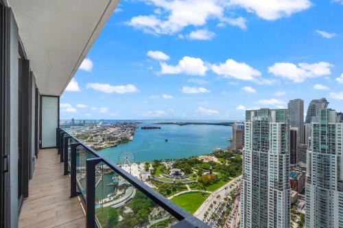 Bayside Apartment with Stunning City Views