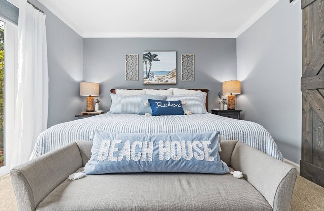 "Bayside Bungalow" - Perfect Retreat with Golf Cart & 5-star Host!