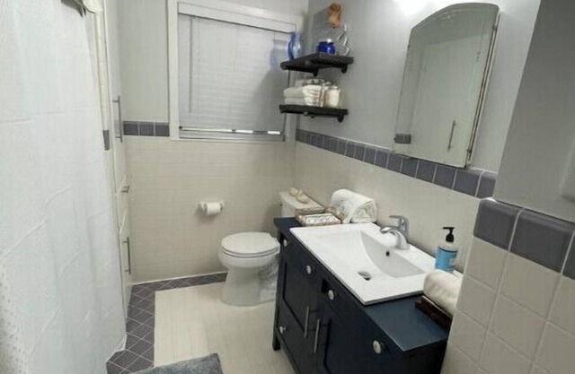 Bayside Home with Gated Driveway and Workout Roomn