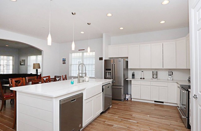 Bayside Resort house w/tennis court, pool, private gas grill, and fireplace