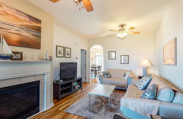 Bayside Resort townhouse w/ gym, pool, basketball court, and free WiFi