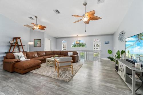 Bayside Retreat, 4 Bedroom, 3 Bath Beach House, Heated Pool, Spa, Boat Dock
