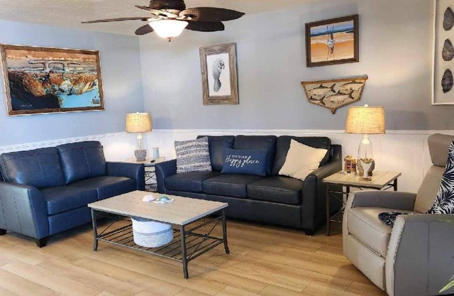 Bayside Retreat on Palma Sola Bay.Dock nout your front door. 2 miles to beach.
