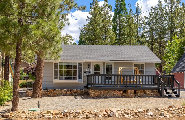 Bayview Bungalow - HOT TUB, EV CHARGER, ONE BLOCK FROM LAKE, PET FRIENDLY CABIN