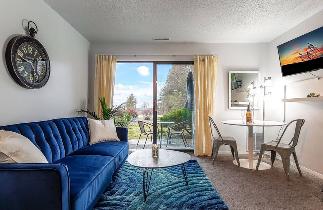 🏖️ Bayview Studio Retreat @ The Shores | Private Deck + Beach Access + Champagne Welcome ➠ 5606