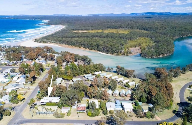 Be Barefoot at Berrara, 200 metres from one of the best beaches on the coast!