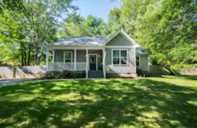 Be our guest-3-bedroom house in a great location!
