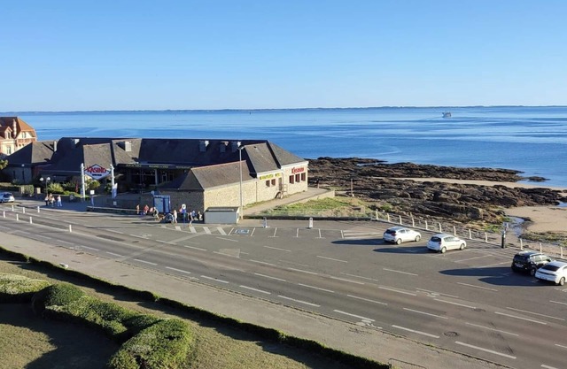 Beach 20 m away, renovated 2-room apartment, unobstructed sea view