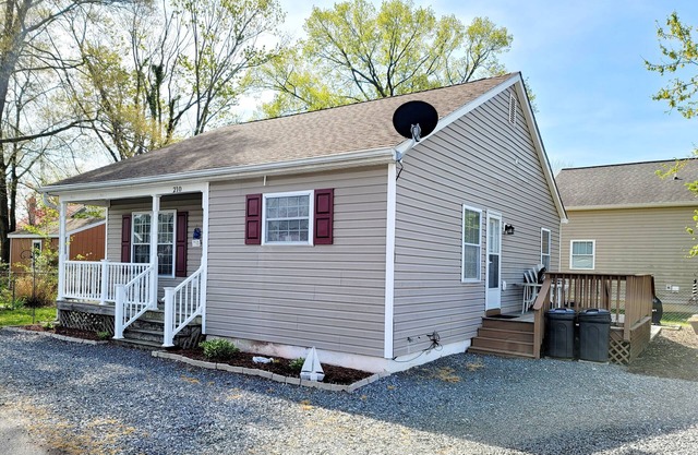 Beach Access Cottage ~ Come Enjoy The Beach Life, Walk to The Beach and Grilling