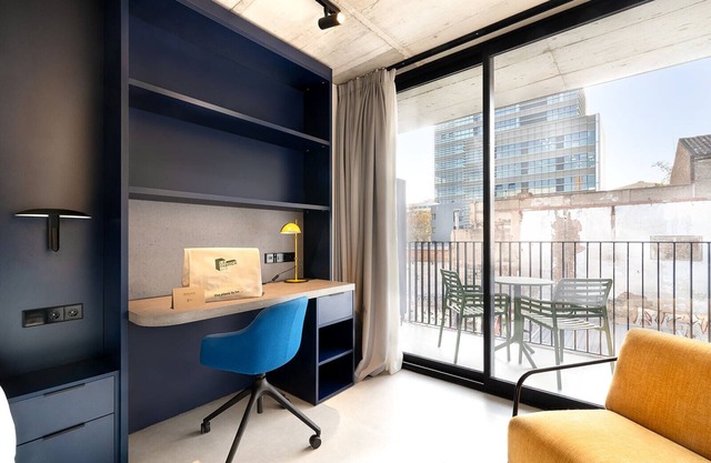 BEACH ACCOMMODATION FOR MASTERS AND MBA STUDENTS | TERRACE STUDIO KITCHENETTE