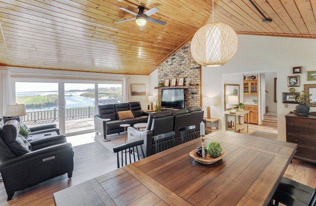 Beach, Amazing Porch, Cozy Cabin, Great Amenities- By Breezy Point!