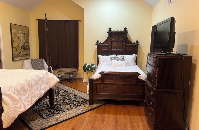 Beach Bedroom2: Walk to Shore + Near Pier Village