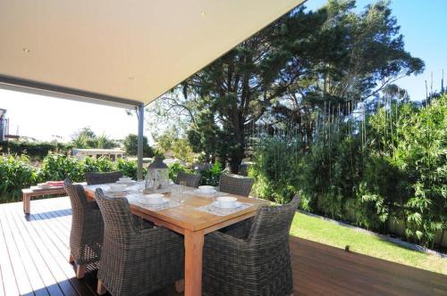 Beach Bliss - pet-friendly central Vincentia home
