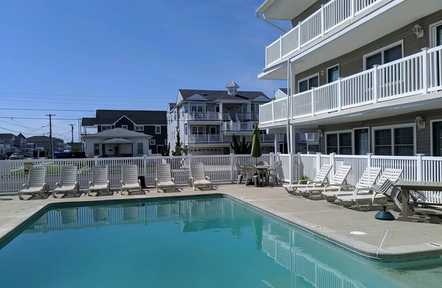 Beach block! Cute cozy 1 Bedroom Condo!