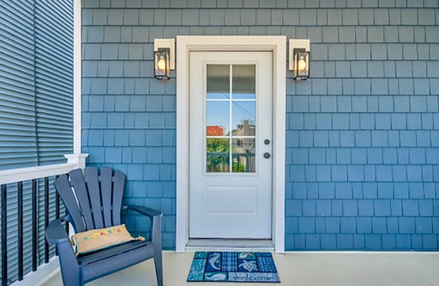 BEACH BLOCK! Walk to beach, boardwalk, and shopping! sleeps 6