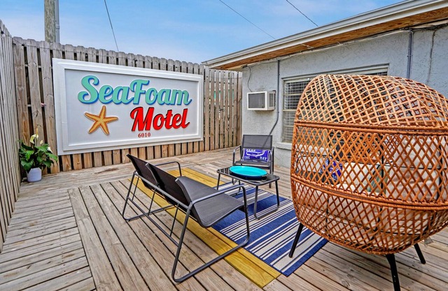 Beach Bungalow Steps to Beach! Full Kitchen, Large Private Deck, Pool Access!