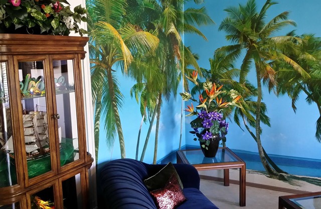 Beach Bungalow, garage, fenced in front yard, pet door and Wi-Fi