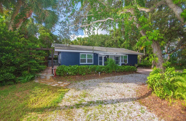 Beach Bungalow w/Private Beach Access 1 BD, 2 BA, Dogs Welcome, Quiet