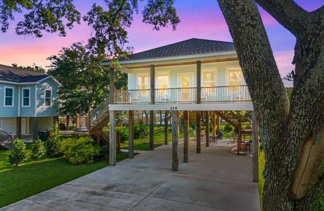 Beach Daze|Sleeps 8| Coastal Escape|Family Friendly + Beach Views!