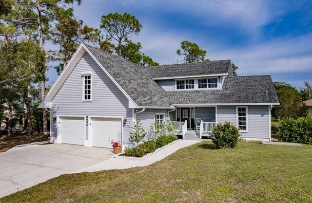 Beach, dining nearby, close to airports. Book now!