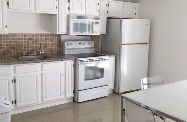 BEACH DOWNTOWN MIAMI TWINHOME UPDATED !