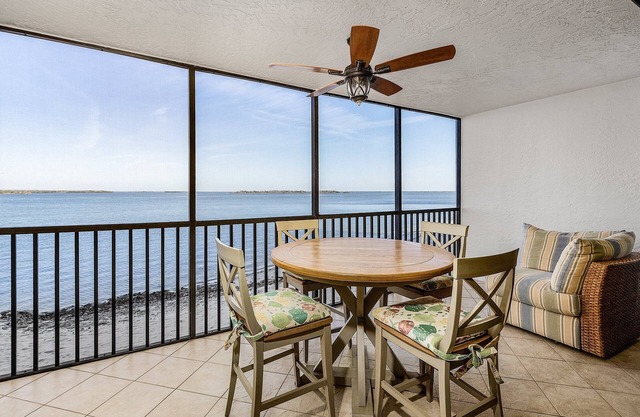 Beach front 1b/1b condo. Amazing Sunsets and Resort Amenities