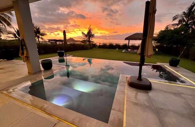Beach Front 7 Bedroom all Suites private pool