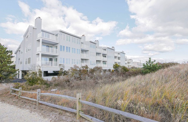 Beach front condo with ocean views to love and hear: 2 bed, 2 bath