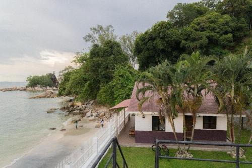 Beach Front mini chalet - private pool, speaker system, complete kitchen, BBQ for 8 pax