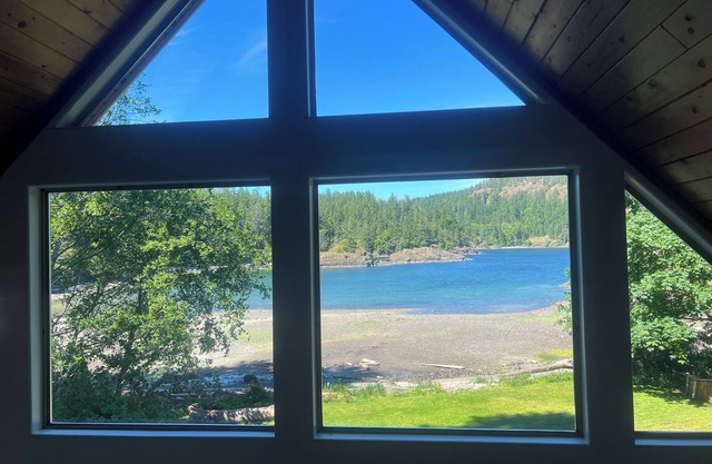 Beach front newly renovated 4 bed house quiet safe beach Family Friendly