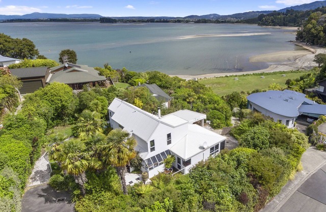BEACH FRONT, PALMS on-the-beach,Self contained Studio 1. Kaiteriteri.