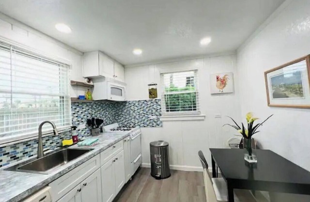 Beach Home step out 1 min to beach/pets friendlyA