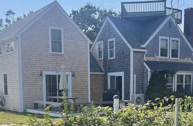 Beach House at Corporation Beach. 2 minute walk to the beach. Newly renovated