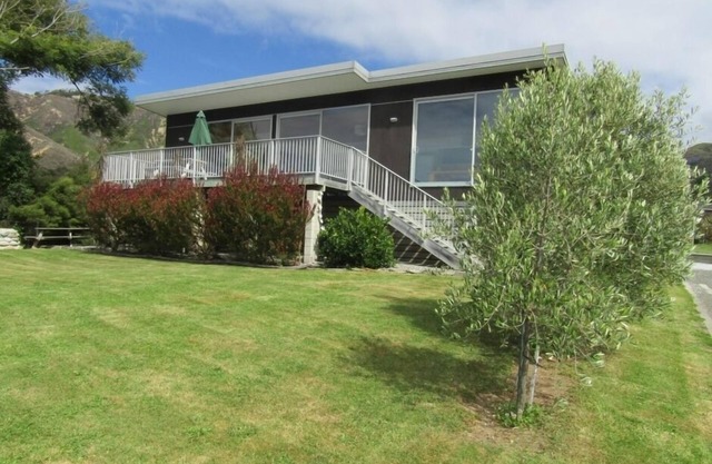 Beach House in Ligar Bay, a few minutes walk to the golden sands of Ligar Bay